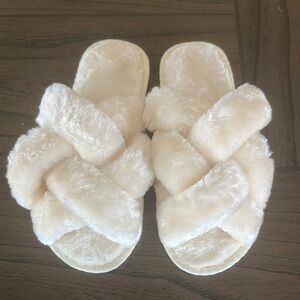 Women's Cream Fuzzy Slippers NWOT